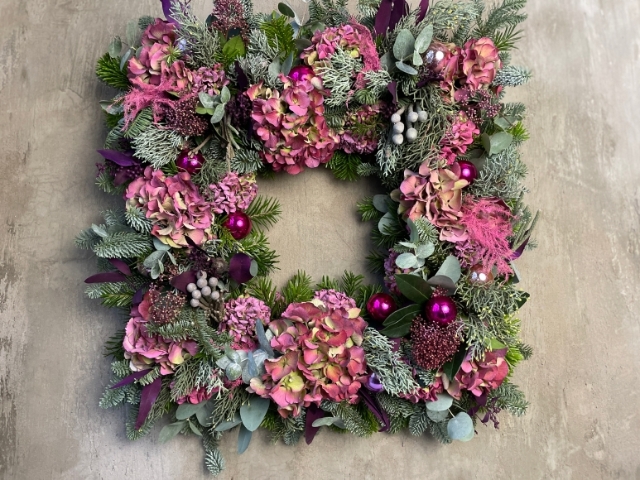 Holliday Glow Square Wreath